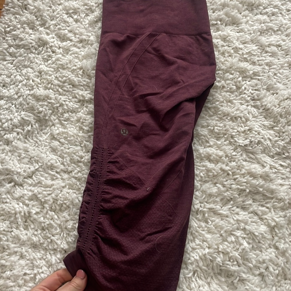 LULU lemon capris